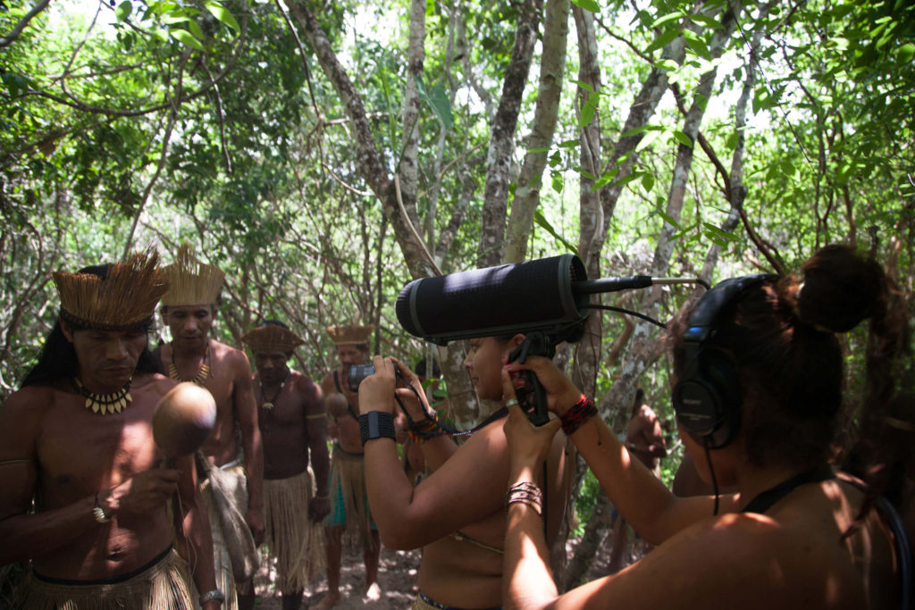 Mulheres indígenas do Coletivo Kiriri de Cinema, da Bahia, gravando o filme “Mirandela Kiriri”.