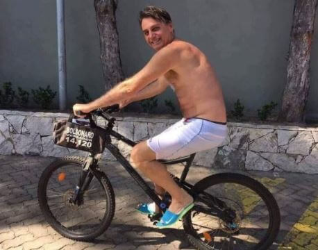 presidente Jair Bolsonaro faz foto sem camisa em cima de bicicleta para anunciar redução de tributo para importação do setor, a medida põe 5 mil empregos em risco na ZFM