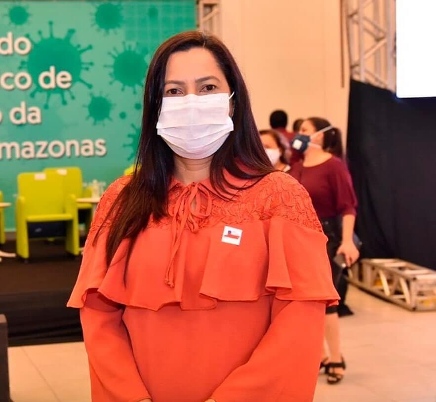 A Prefeita de Coari, Dulce Menezes, usando máscara em um salão de eventos