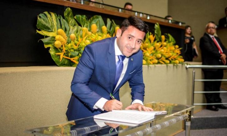 Carlinhos Bessa assina termo de posse da Mesa Diretora como primeiro vice presidente da Assembleia Legislativa do Amazonas