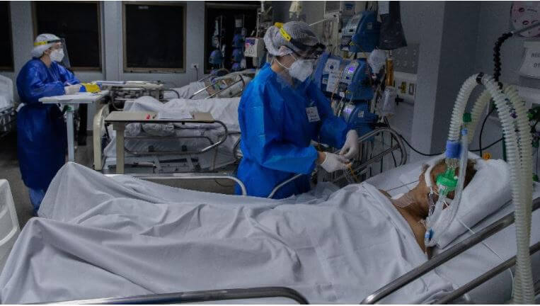 profissionais da saúde tratando vítimas da covid-19 em hospital de São Paulo. A capital enfrenta a crise da falta de oxigênio, superada pelo Estado Amazonas no primeiro trimestre de 2021