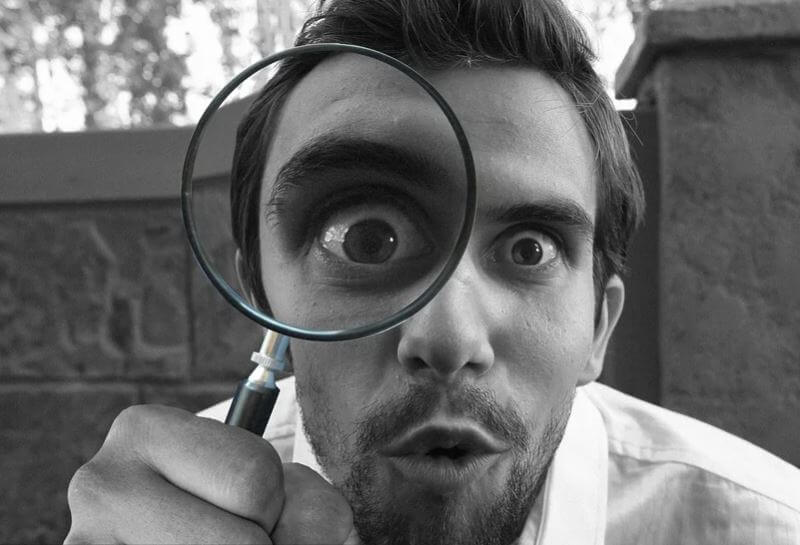Homem olha lente da lupa e com um dos olhos ampliados escola abaré faz oficina online sobre como fiscalizar o governante transparência