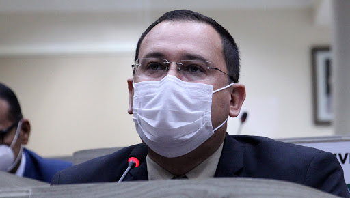 Vereador Raiff Matos utilizando máscara no rosto durante sessão na CMM