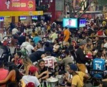 Flagrada Praça do El dorado lotada de consumidores dos bares em plena pandemia