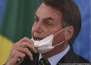 Presidente Jair Bolsonaro retira máscara covid-19