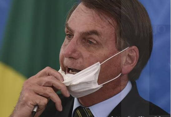 Presidente Jair Bolsonaro retira máscara covid-19