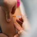 Brasília - Crianças e adolescentes são vacinados no Centro de Saúde nº 8, da Asa Sul, durante o Dia D da Campanha Nacional de Multivacinação, que ocorre neste sábado em todo o Brasil (Marcelo Camargo/Agência Brasil)