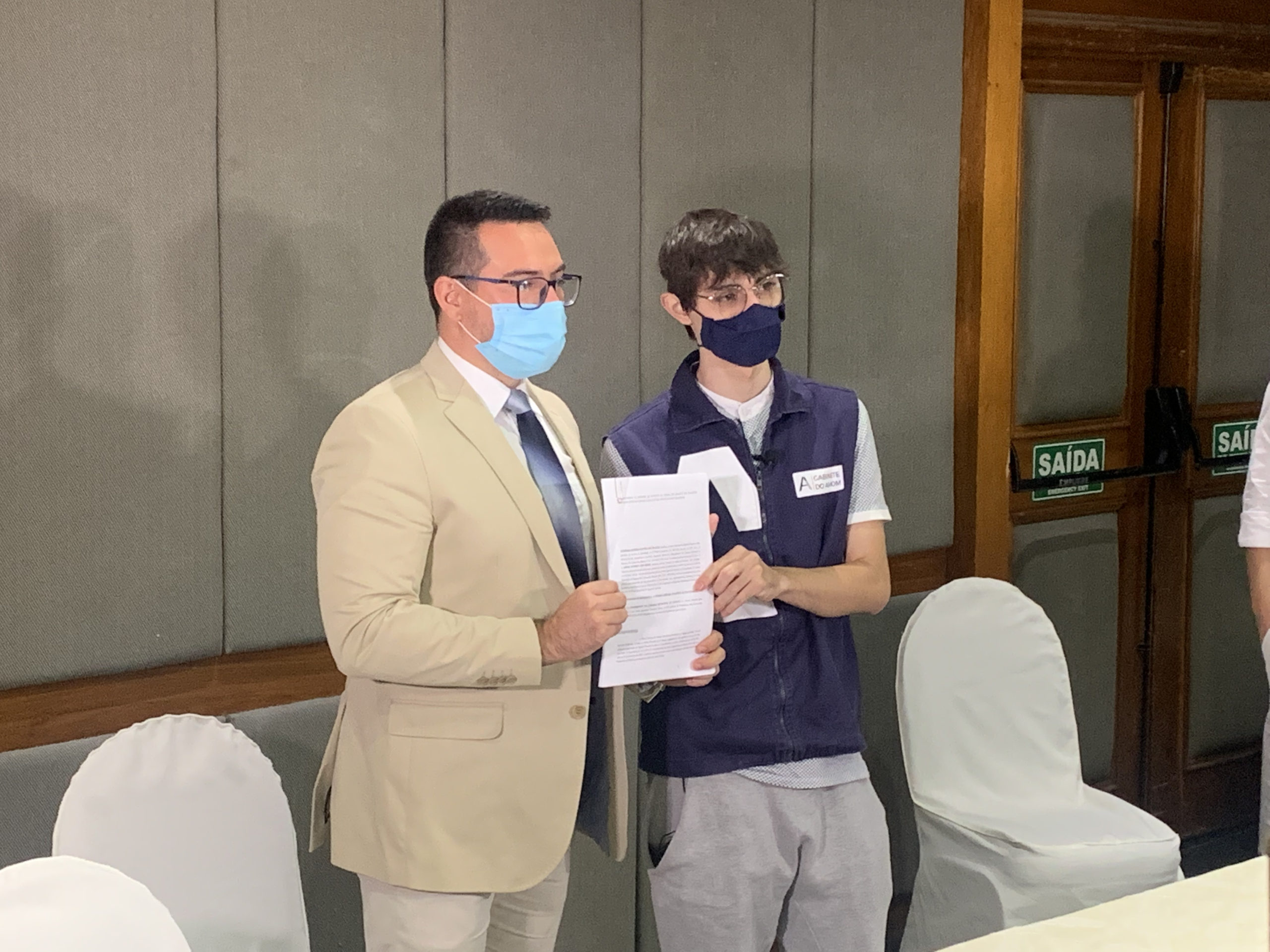 Vereadores Rodrigo Guedes (esq.) e Amom Mandel (dir.) seguram documento com o mandato de segurança protocolado no Tribunal de Justiça do Amazonas