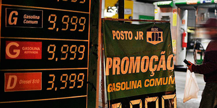 Brasilia DF 24 05 2018 Começa a faltar gasolina e etanol em postos do \distrito Federal alguns postos estão cobrando gasolina a 10 reais o litro. Foto Marcelo Casal /Agencia Brasil