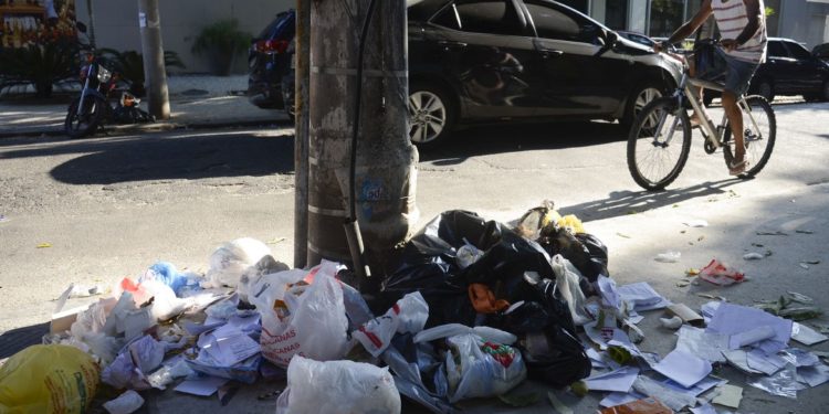 Problemas no recolhimento de lixo e limpeza urbana no primeiro dia de greve dos garis da Comlurb, na Rua Jorge Rudge, em Vila Isabel.