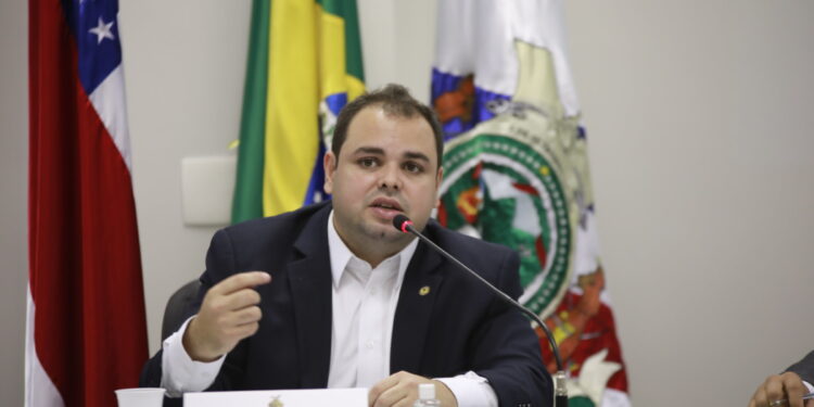 Roberto Cidade (União Brasil) durante reunião da CPI da Energia na Assembleia Legislativa. Foto: Divulgação/Aleam