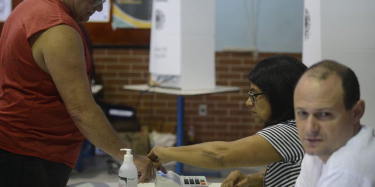 Rio de Janeiro - Manhã de votação com urnas biométricas,  no Colégio Itapuca, em Niteroi. (Tânia Rêgo/Agência Brasil)