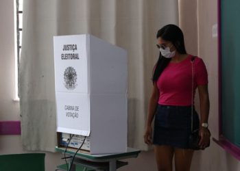 São Paulo - Eleitores votam no segundo turno das eleições para prefeito na Escola Municipal de Ensino Fundamental Celso Leite Ribeiro Filho, na Bela Vista.