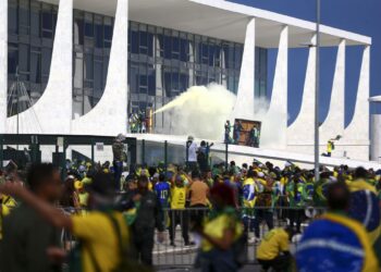 Manifestantes invadem Congresso, STF e Palácio do Planalto.