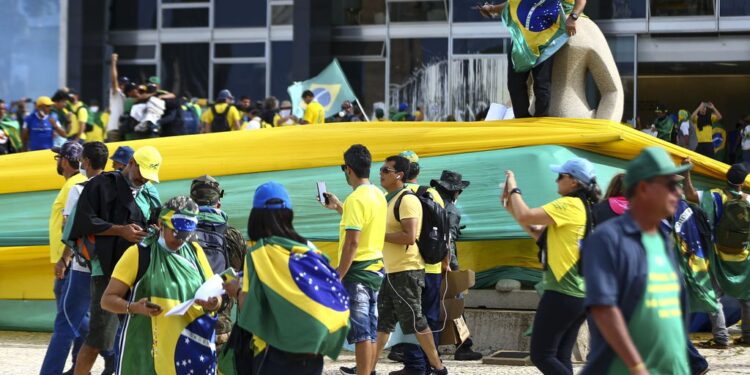 Manifestantes invadem Congresso, STF e Palácio do Planalto.