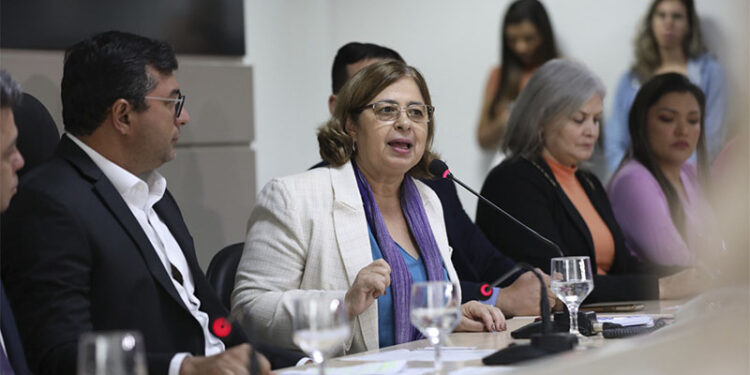Governador Wilson Lima e ministra Cida Gonçalves assinam convênio para construção da Casa da Mulher em Manaus (Foto: Alex Pazuello/Secom)