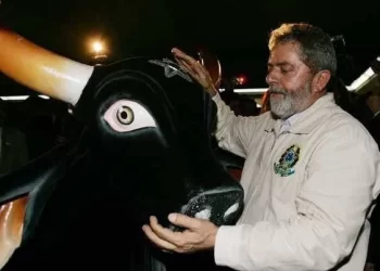 O presidente Lula ao lado do boi Caprichoso em 2003. (Foto: Reprodução/@cedem.caprichoso)