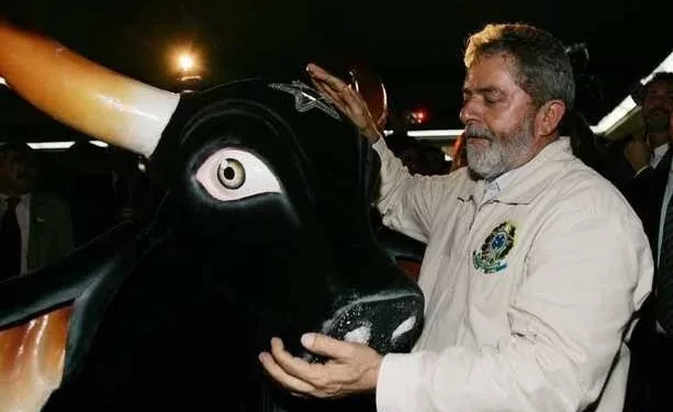 O presidente Lula ao lado do boi Caprichoso em 2003. (Foto: Reprodução/@cedem.caprichoso)